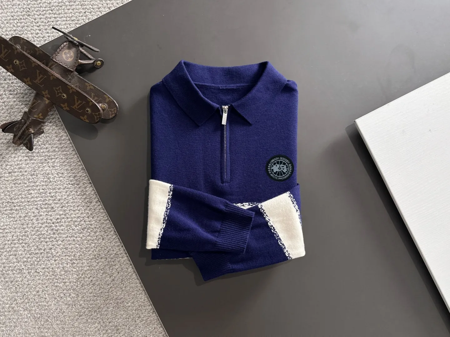 Next day shipping P360 Big Goose 2025 official website latest autumn and winter sweaters, popular models are on sale at the same time at the counter! Specially made of wool blended fabric. It feels comfortable and can be directly in contact with the skin. The logo badge is exquisitely embroidered, which is extremely eye-catching! The details highlight the fashionable charm of big brands. Exquisite workmanship. Three-dimensional cutting style. The wearing effect is invincible and handsome! All three standards are complete! Size: M-3XL